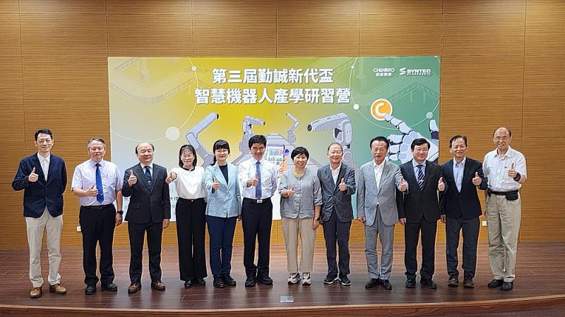 2024第三屆勤誠新代盃機器人研習營開幕式全體貴賓合影