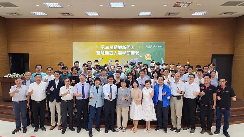 2024第三屆勤誠新代盃機器人研習營開幕式全體貴賓與參賽學生合影
