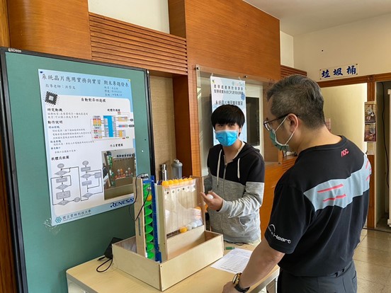 學生講解作品並請貴賓點評