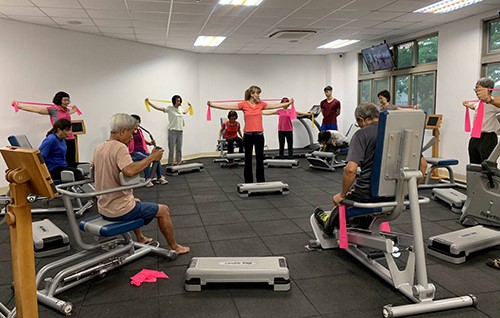 帶領長輩進行環狀運動操作