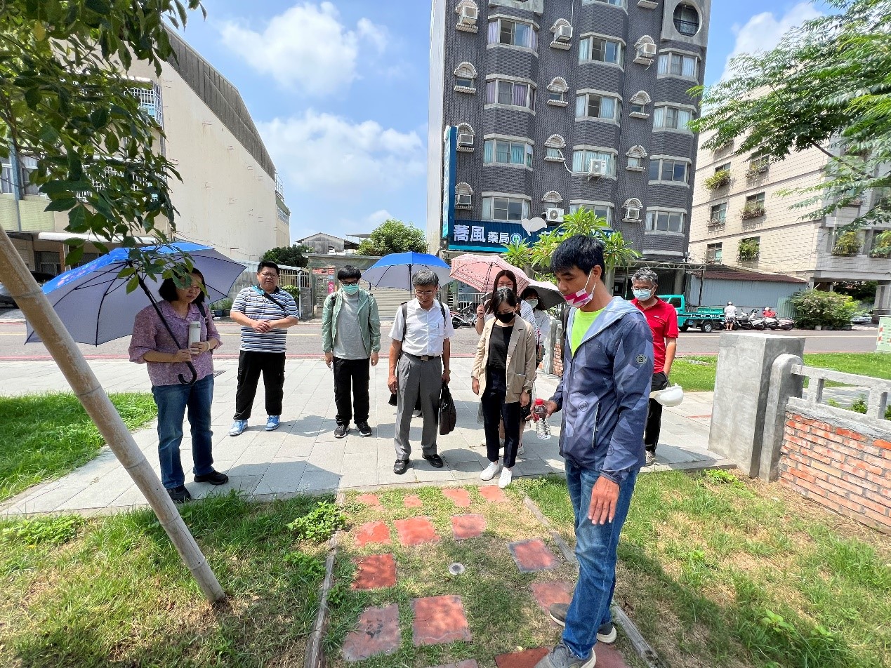 文資所林洋助主任陪同本校參訪教職員進行全程導覽解說