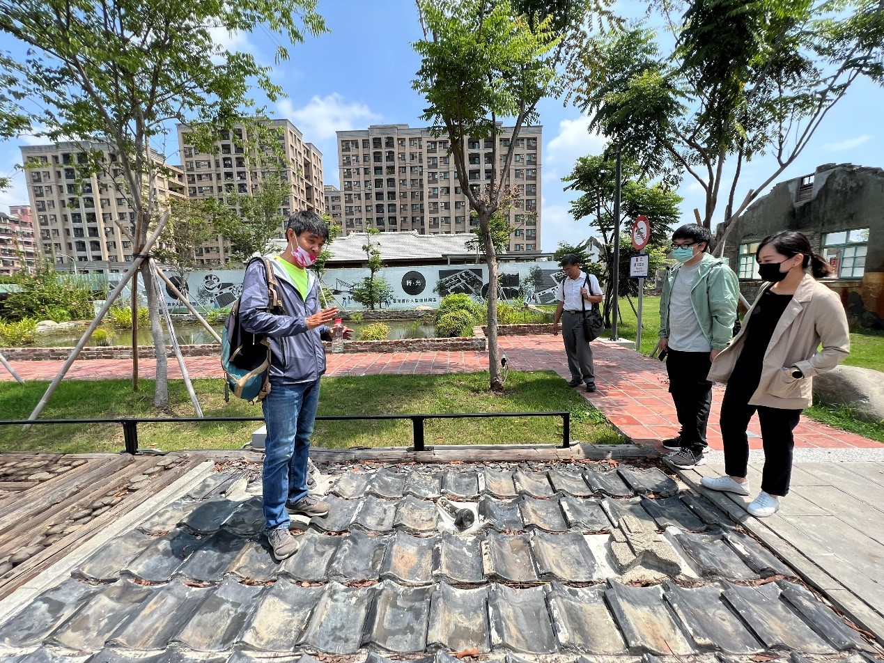 大家踩在老舊眷村拆卸下來的建築構件上零距離認識建築材料