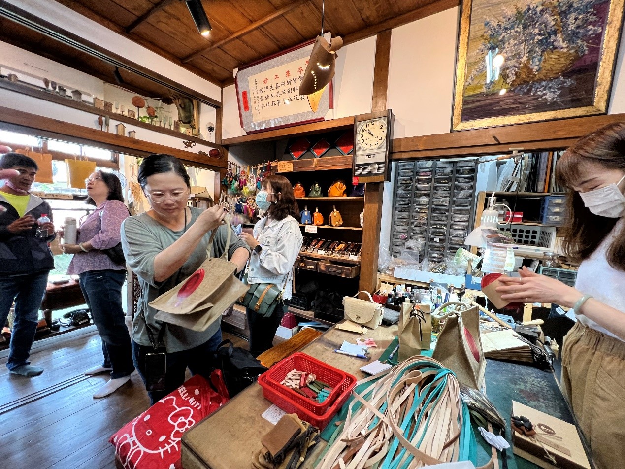 屏東市勝利星村文創聚落內的皮革手作工坊