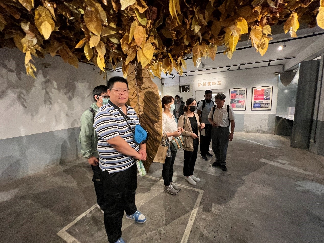 本校教職員參訪屏東菸廠1936文化基地內的歷史再造現場