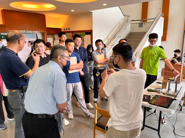 學生講解作品並請貴賓點評