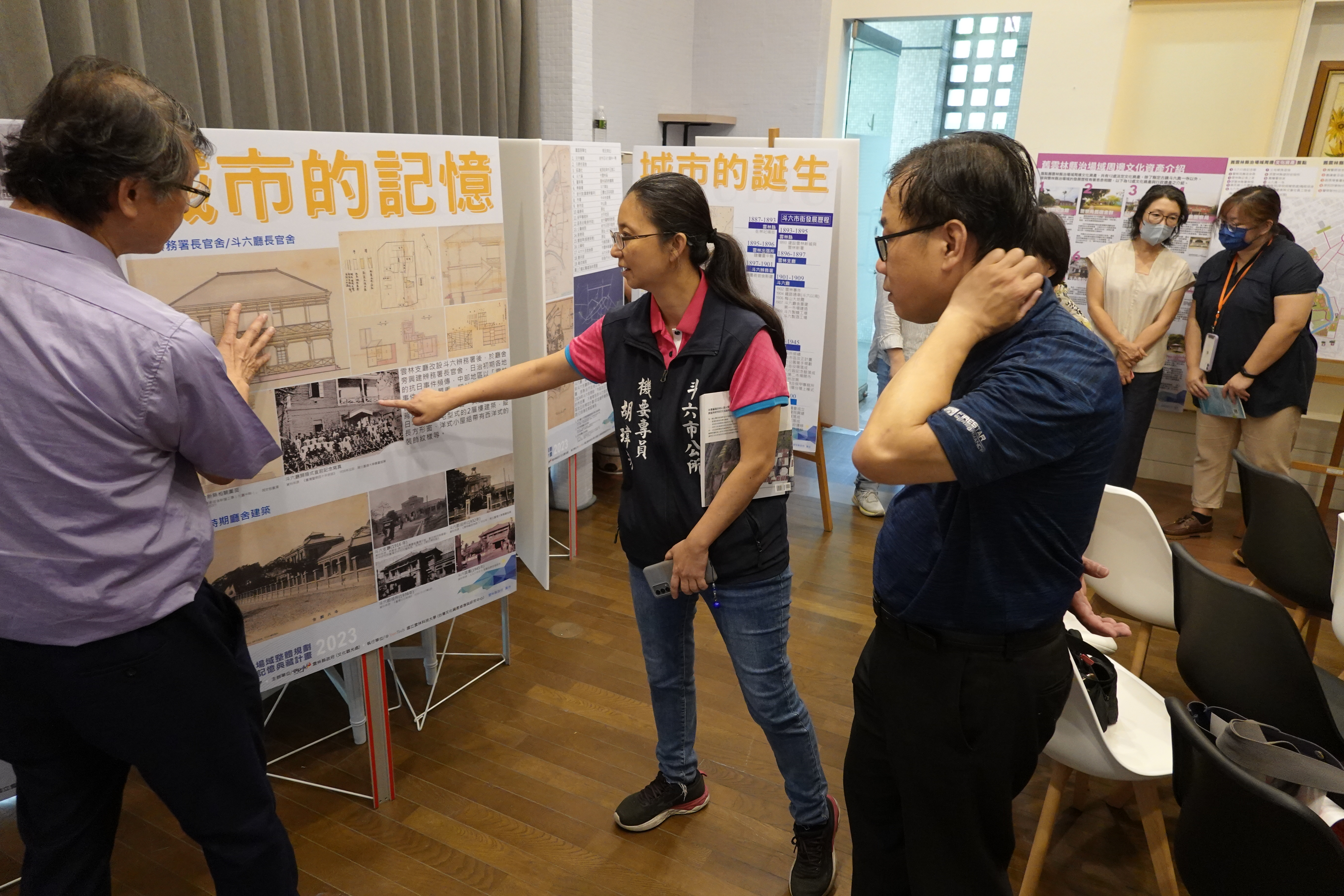 雲林縣文化觀光處蘇副處長與斗六市公所胡機要秘書共同針對展覽內容討論的情