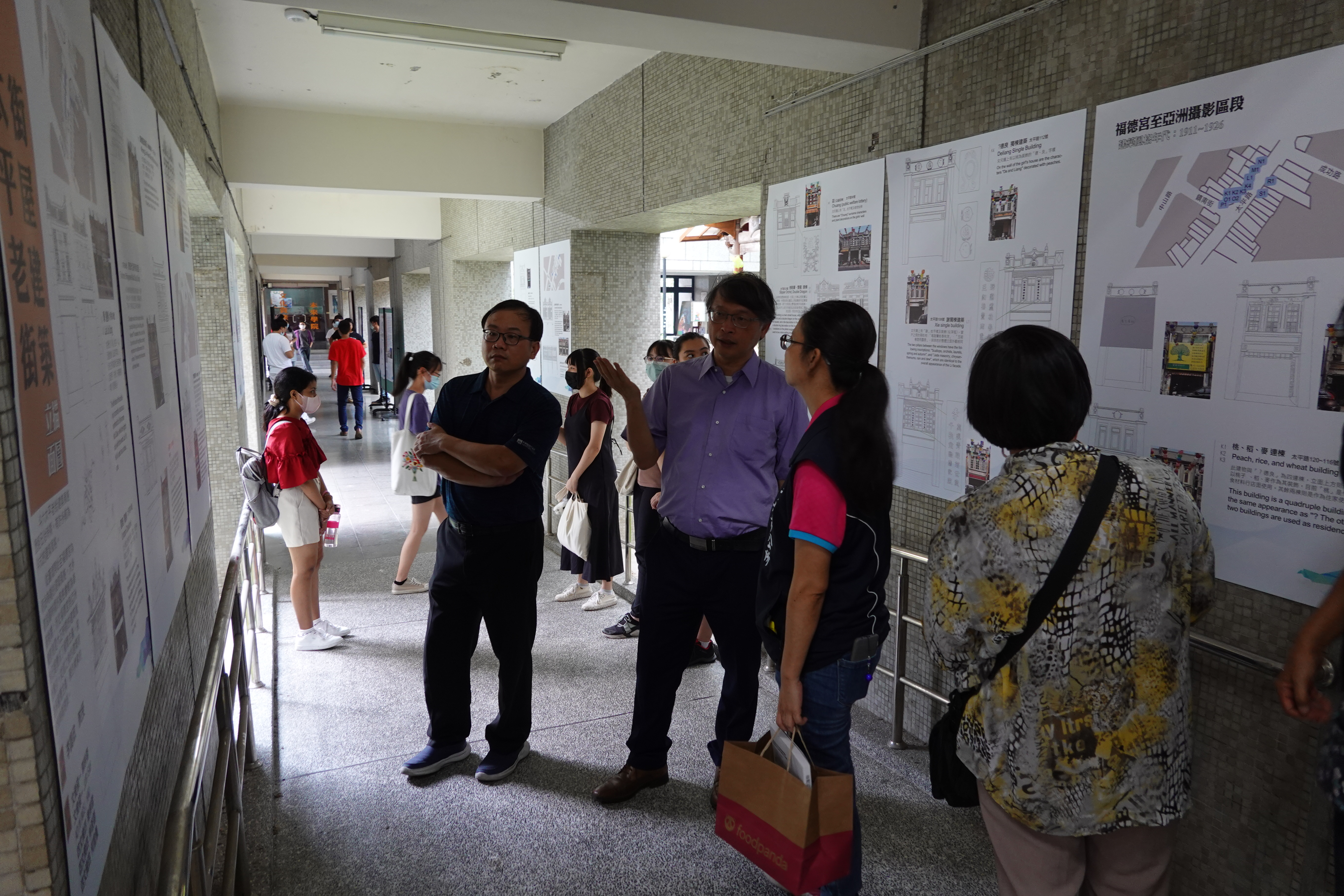 由李謁政老師為與會貴賓針對學生課程調查研究成果進行導覽