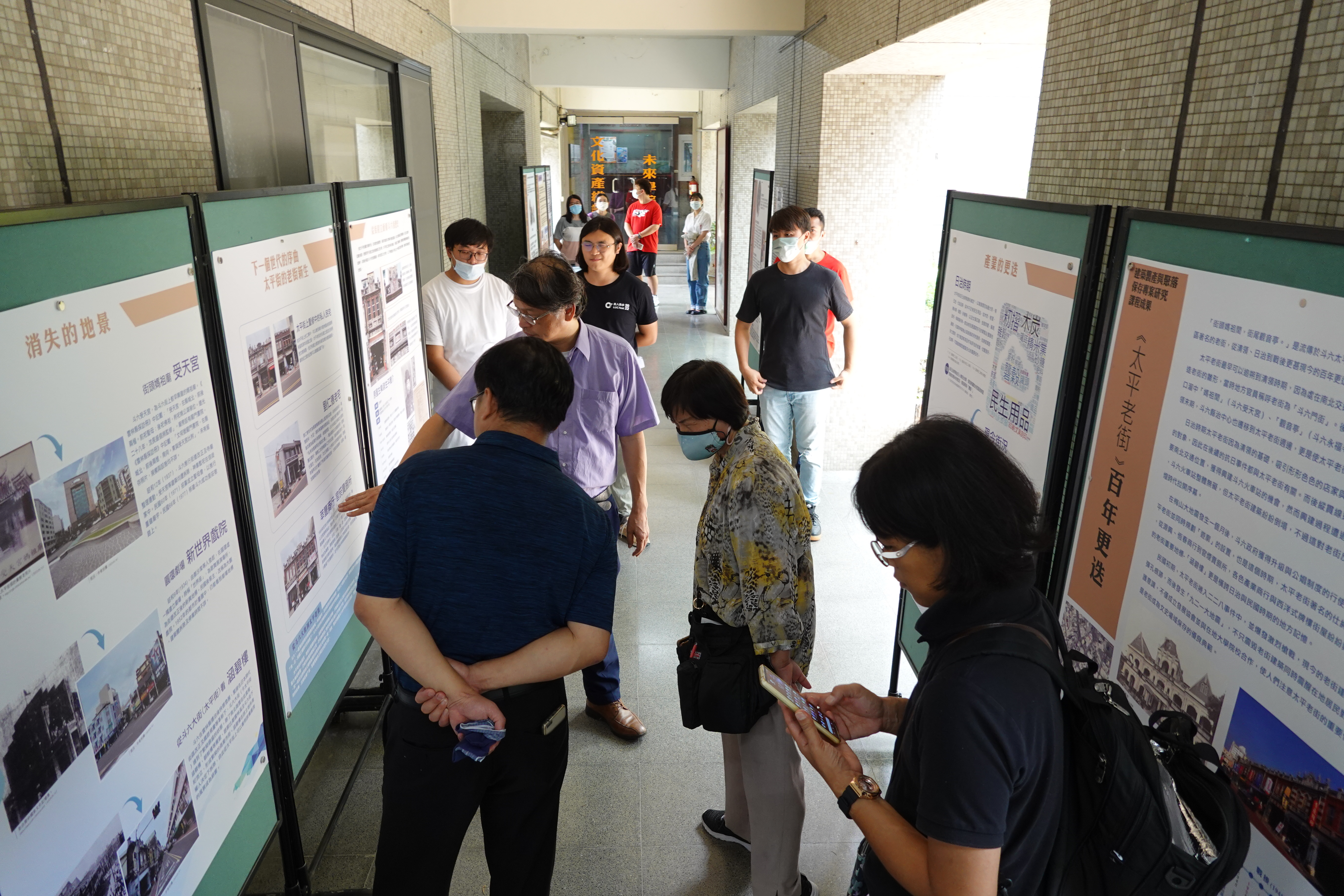 學生課程實作成果展示的情況,引發與會人員的討論