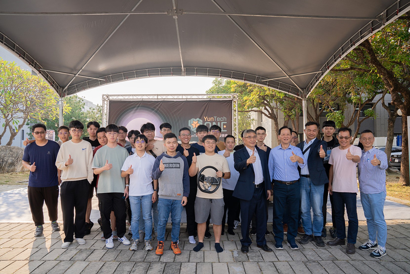 楊能舒校長、蘇純繒副校長、李宏仁研發長,與校內教師及學生團隊