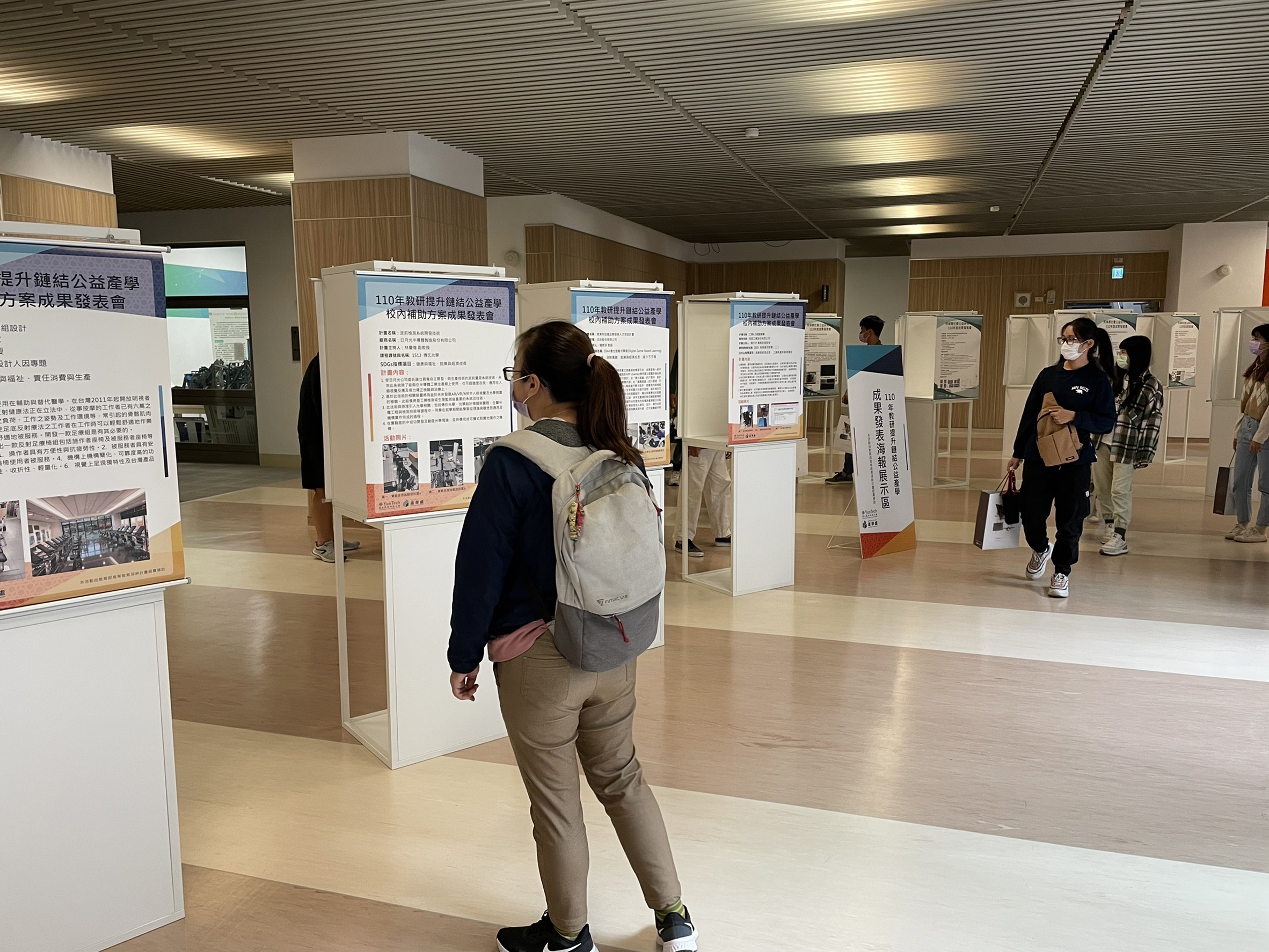 參觀海報展覽學生