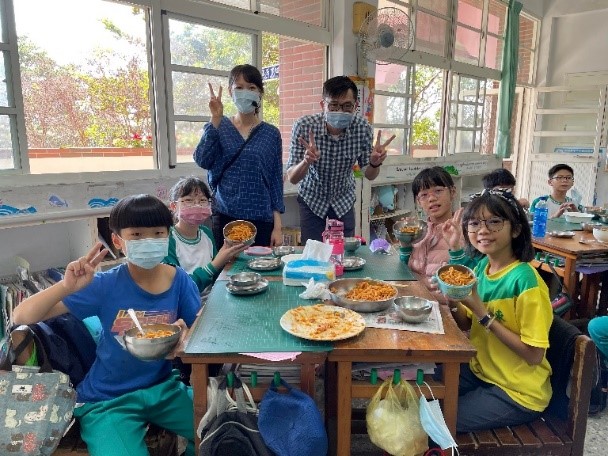 國小學生先是透過紙本教材及平板遊戲學習煮義大利麵和包水餃的知識,接著做中學,最後在課堂上做出美味的義大利麵和水餃