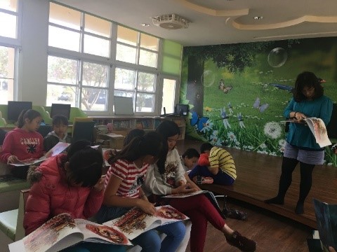 國小師生共讀英語故事繪本。