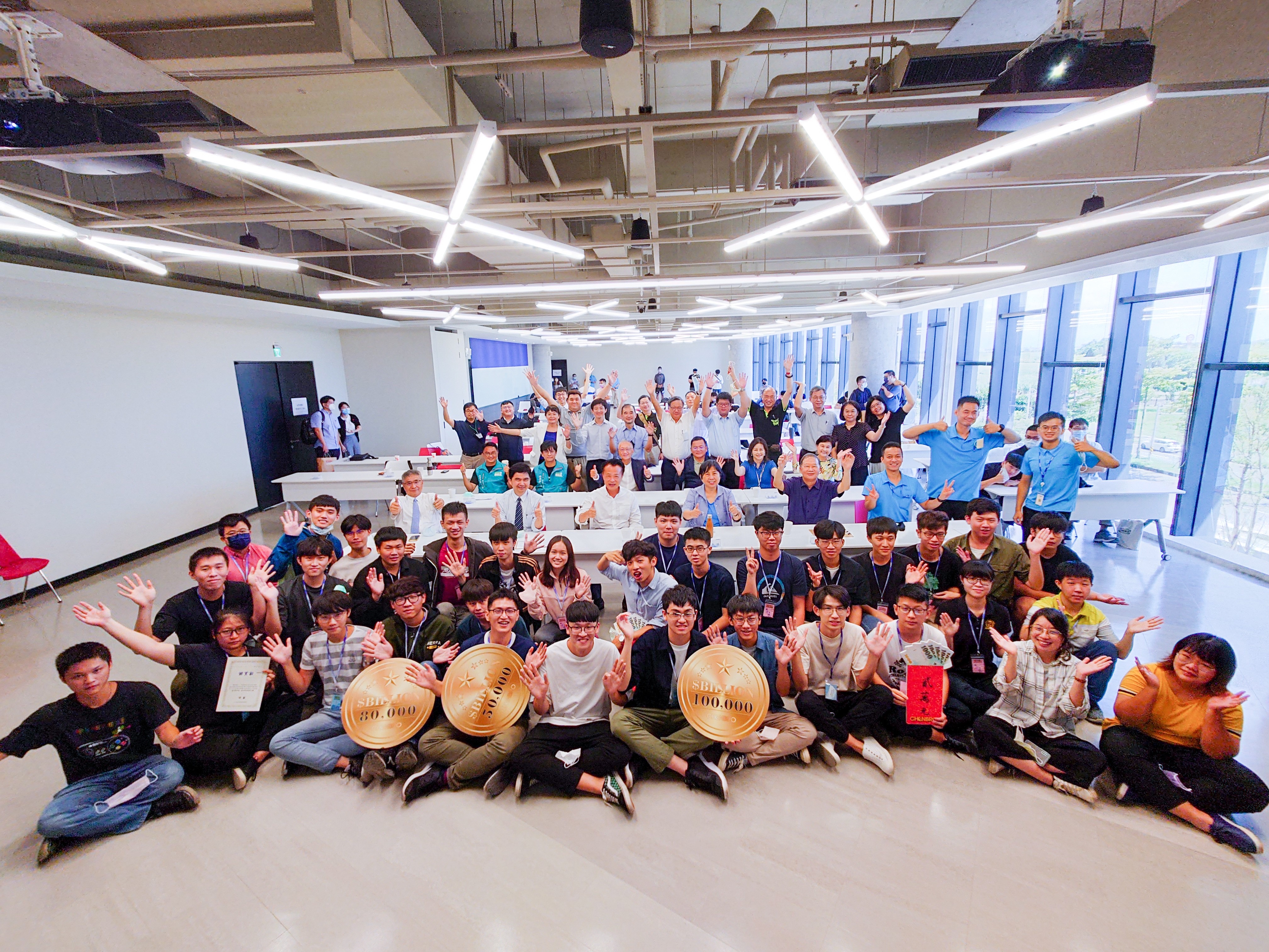 勤誠新代盃智慧機器人產學研習營合影。