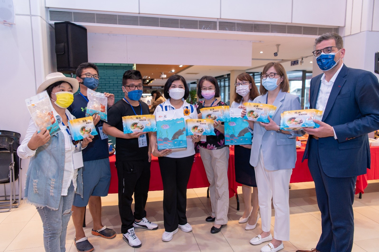 張麗善縣長、雲科大郭昭吟產學長與雲林創業青年合影