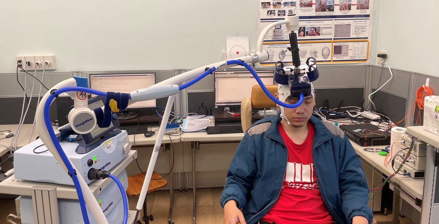 EEG與TMS結合之刺激系統的實際操作圖,該系統可於刺激當下同步估測到腦電波圖的變化,有利於了解治療參數對腦刺激的作用影響效能。